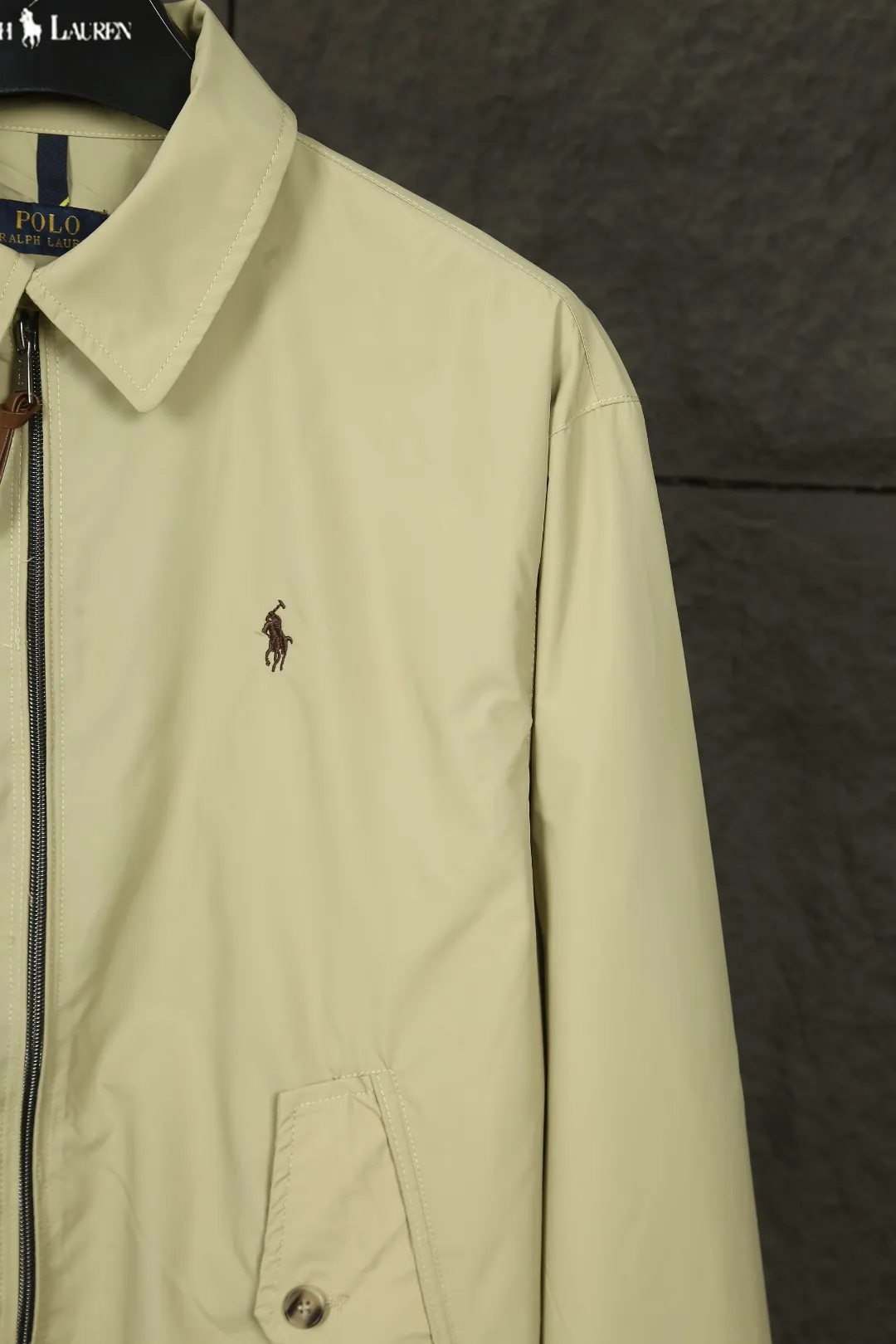 P320 Real photos [Evergreen all year round] Style number: 25025# (on sale all year round) Color: black/light card/gray white Size: S to XL - Ralph Lauren/Ralph Lauren SS25 new double-layer windproof and water-repellent classic old cadre style light casual jacket - double-layer design same color inside and outside S237 high-density micro-water-repellent craft fabric (100% T) ✅ | - Custom-woven double-layer rabbit velvet needle thread, non-market wrong version of mercerized cotton ✅ - Customized two-color webbing strip on the back collar, with zipper side pockets inside ✅ - POLO brand zipper, genuine leather zipper piece, dark and light two-color buttons ✅ - RL25SS new jacket The fabric is made of lightweight polyester fiber, windproof and waterproof, more lightweight, suitable for traveling or daily outdoor sports, simple line design and wide and neat tailoring, unisex style for both men and women Good for commuting, classic and durable